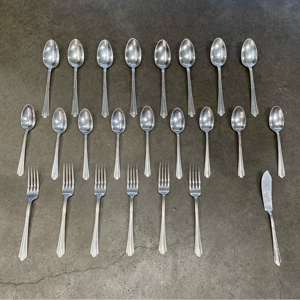 Vintage 1939 Holmes & Edwards Silverplate Flatware Set w Case Art Deco - Picture 2 of 11